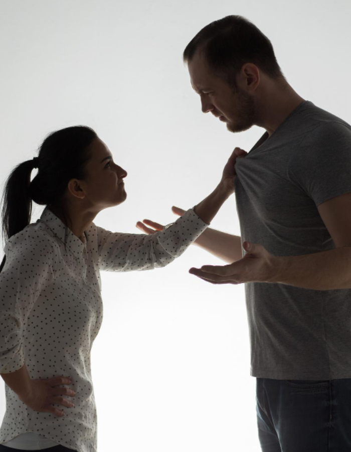 Conflit intense entre deux personnes dans un contexte domestique