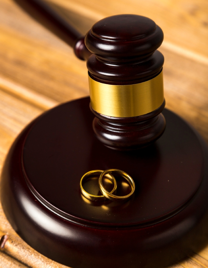 Alliances et marteau de juge symbolisant une procédure de divorce