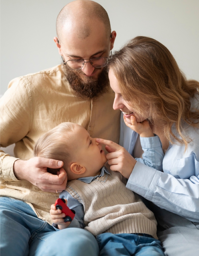 Moment de complicité entre des parents et leur enfant